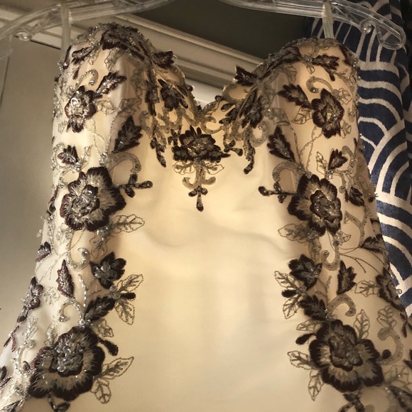 Wedding dress - Picture 2 of 8